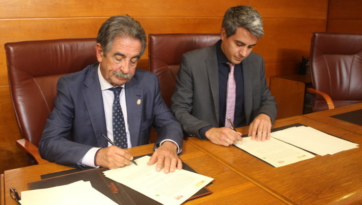 Miguel Ángel Revilla y Pablo Zuloaga firman la adenda al Pacto de Legislatura 2015-2019 entre PRC y PSOE