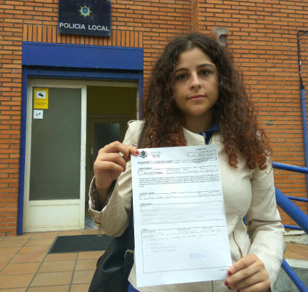 Lydia Alegría muestra la denuncia tras registrarla en la Policía Local. Foto: Twitter