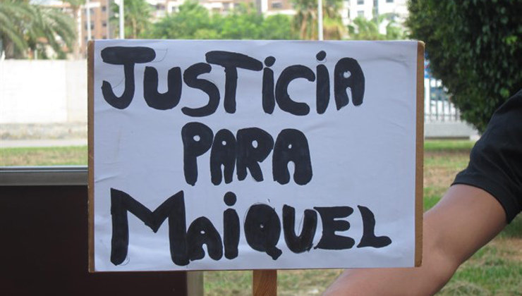 Una persona sujeta un cartel pidiendo justicia para el joven asesinado