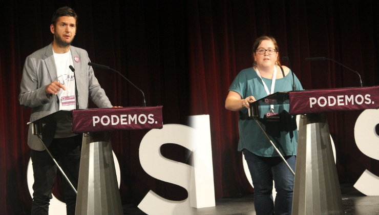 El coordinador general de Podemos Cantabria, Alberto Gavín, y la diputada Verónica Ordóñez, durante sus intervenciones en la asamblea Arronti