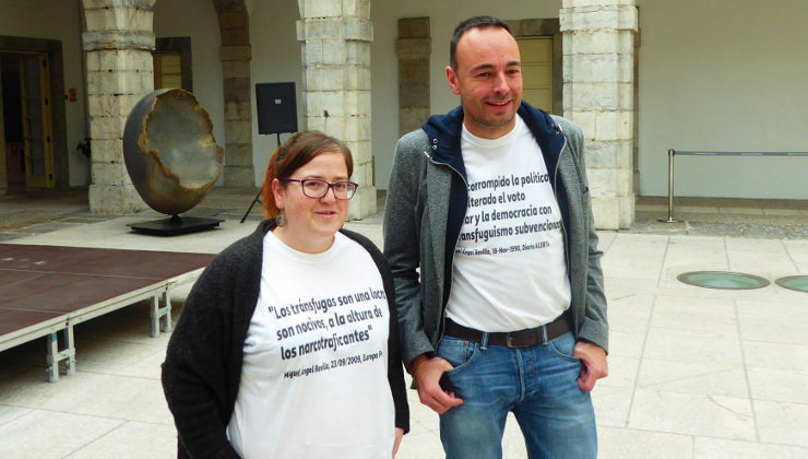 Los diputados Verónica Ordóñez y Juan Ramón Carrancio, en el Parlamento con las camisetas sobre transfuguismo