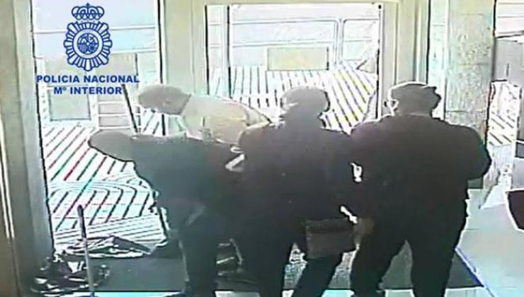 La banda utilizaba excrementos de animal para despistar a las personas que estaban en el interior del banco