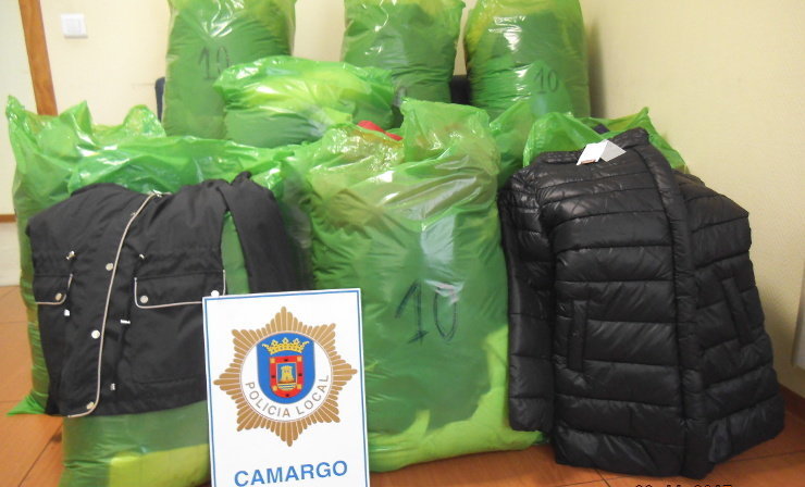La Policía Local de Camargo ha intervenido un total de 104 prendas falsificadas