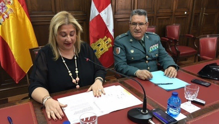 La subdelegada del Gobierno en Soria, Yolanda de Gregorio, junto con el comandante jefe accidental de la Comandancia de la Guardia Civil de Soria, Domingo Martín