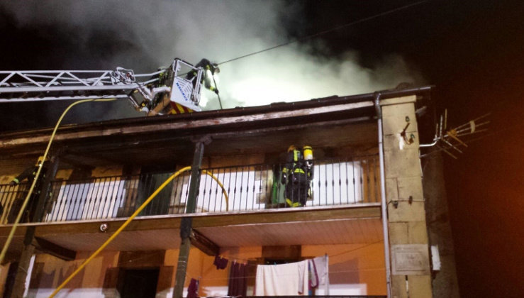 Un incendio ha destruido una vivienda unifamiliar en Vega de Pas