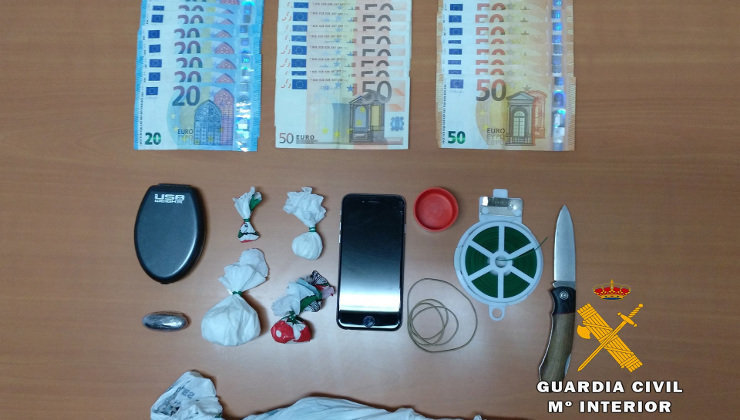 Dinero y material incautado al joven de 22 años en Castro Urdiales