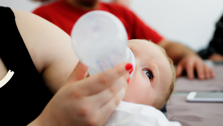 Bebé tomando leche en un biberón. Foto: Pixabay