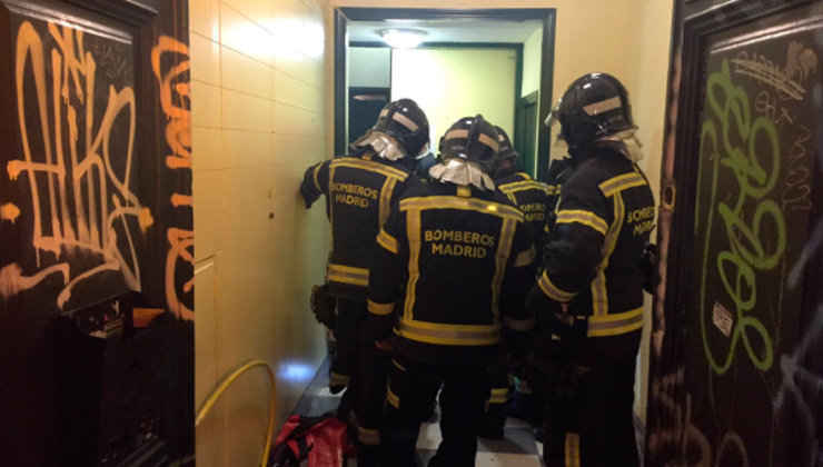 Los bomberos de Madrid rescatan a las víctimas del ascensor desprendido
