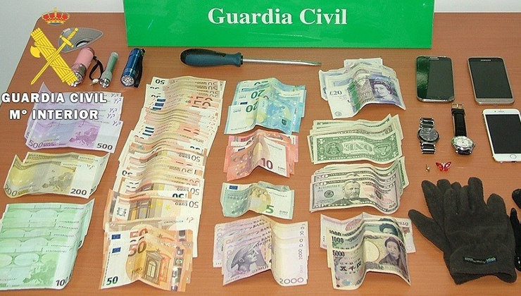 Dinero y material incautado a los ladrones de viviendas en Cantabria