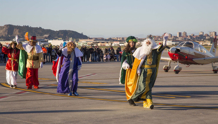 Los Reyes Magos llegan a Camargo en Avión