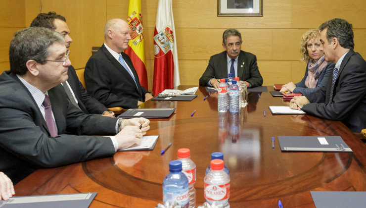 Un momento de la reunión entre representantes de Slipstream Resources con Revilla, Díaz Tezanos y Martín