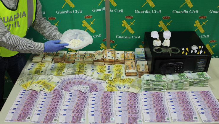 Dinero, droga y material incautado a la banda de distribución de cocaína