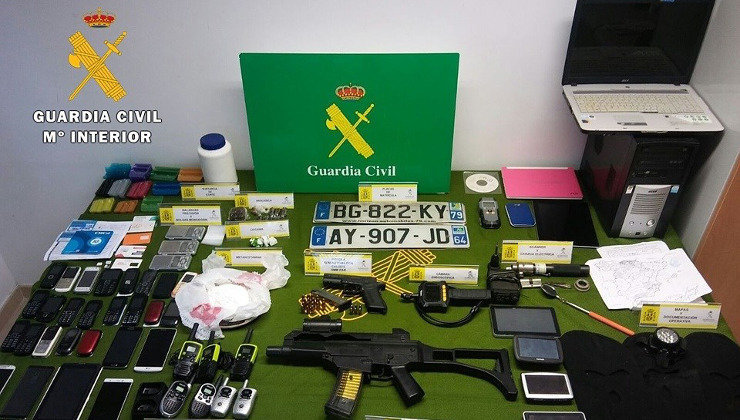 Material y dinero incautado por la Guardia Civil a los atracadores de una sucursal en Burgos