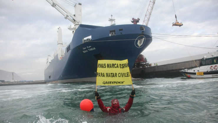 protesta greenpeace bilbao barco armas 02