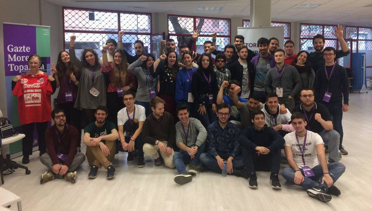 Miembros de Juventud Morada de Cantabria en un encuentro con miembros de Juventud Morada de Euskadi. twitter