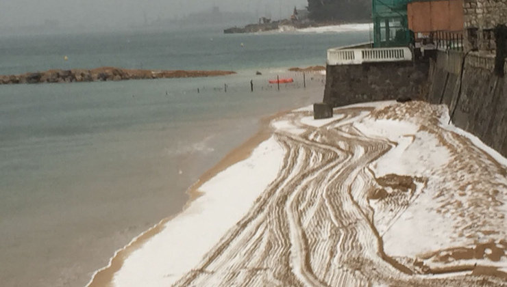 La tormenta de granizo ha dejado esta estampa en la playa de La Magdalena de Santander. Foto: Óscar Boo