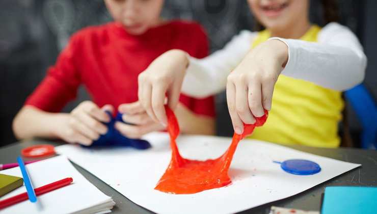 Niños jugando con una plastilina de pasta de modelaje casera &#39;slime&#39;. Foto: Gobierno de Navarra