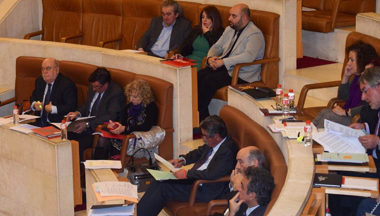 Miembros del Gobierno de PSOE y PRC, durante una sesión del Parlamento de Cantabria