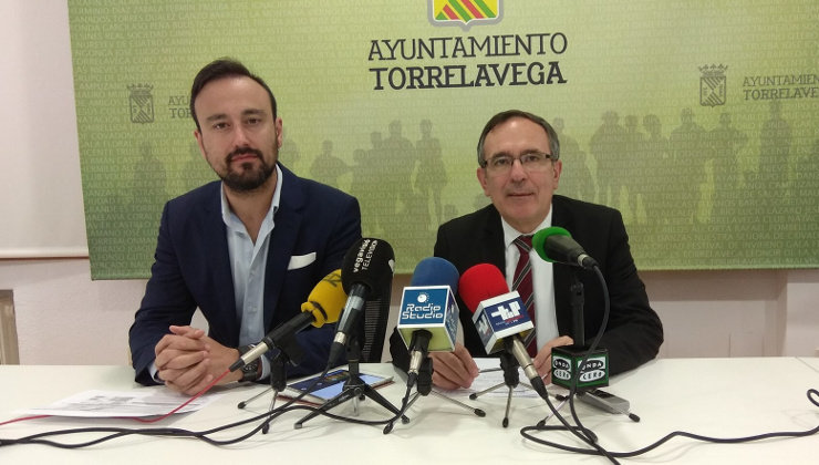 El alcalde de Torrelavega, José Manuel Cruz Viadero, y el primer teniente de alcalde, Javier López Estrada