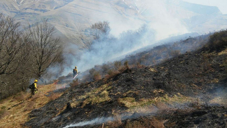 Incendio forestal en Vega de Pas | Foto de archivo