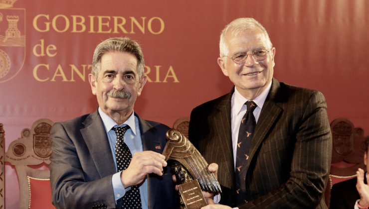 Josep Borrell junto a Miguel Ángel Revilla en la entrega del Premio Beato de Liébana