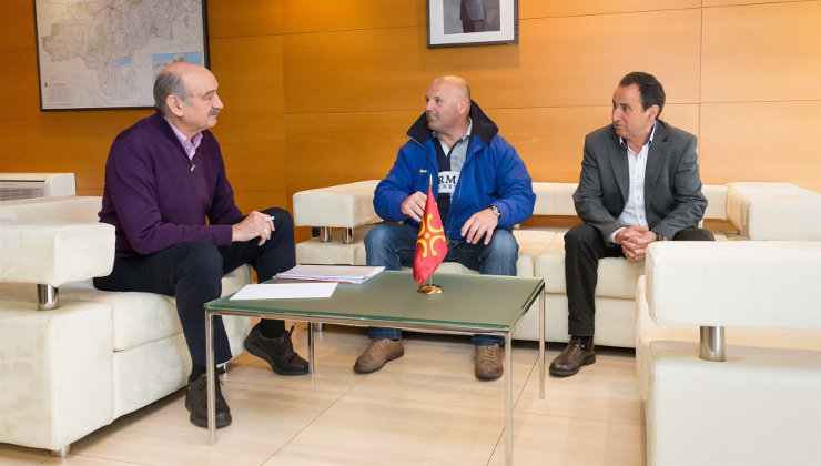 José María Mazón en la reunión con los alcaldes de Pesaguero y Cabezón de Liébana