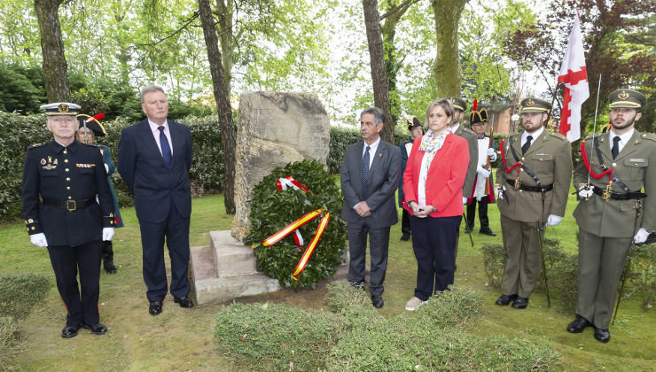 El presidente de Cantabria, Miguel Ángel Revilla, y la alcaldesa de Camargo, Esther Bolado, durante el homenaje a Pedro Velarde