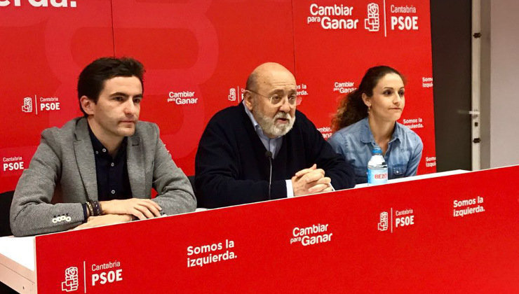 José Félix Tezanos (centro), durante su intervención. Foto: Gema Manso Garay