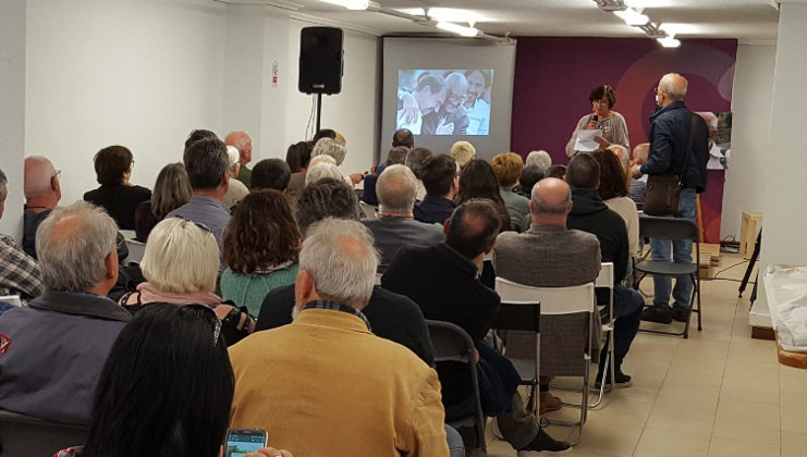 Un instante del homenaje a Manolo de Cos en la sede de Podemos Cantabria
