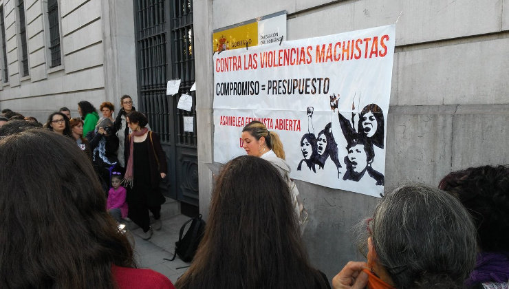 Los manifestantes han pegado la pancarta sobre el letrero de la Delegación del Gobierno en Cantabria