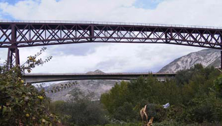 El joven murió al ir a hacerse una foto en el &#39;puente de latas&#39; de Dúrcal, en Granada