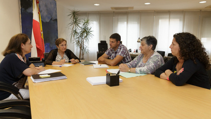 La consejera de Sanidad durante un encuentro con los representantes de SIEP