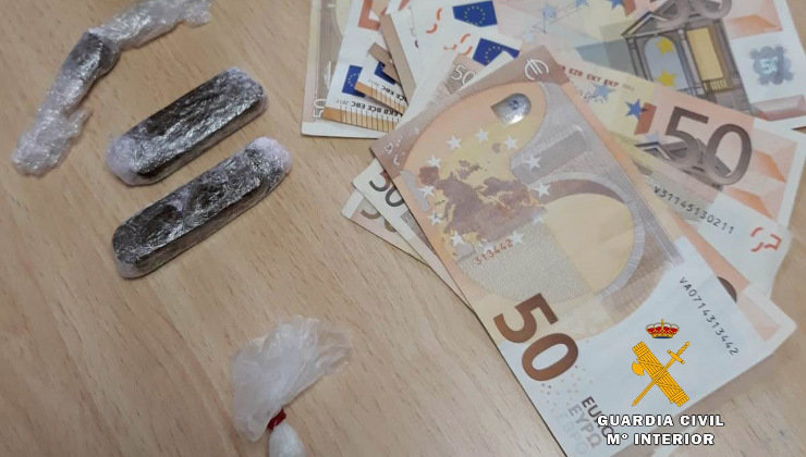 Dinero y drogas incautadas en las redadas en Castro Urdiales y Laredo