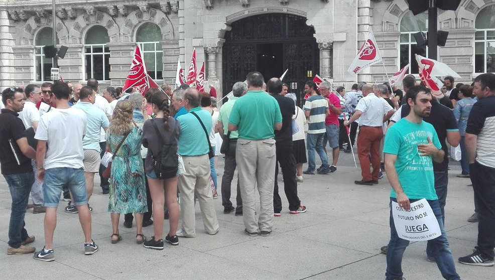 Trabajadores del SMTU, durante la manifestación frente al Ayuntamiento de Santander