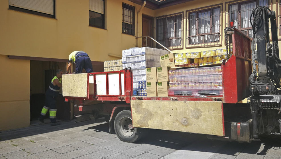 Reparto de alimentos a familias necesitadas en Astillero