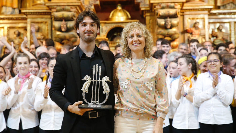 La vicepresidenta Eva Díaz Tezanos entrega el trofeo al Coro de Jóvenes de Madrid