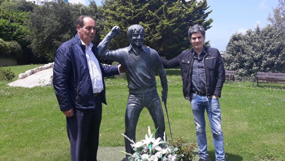 El alcalde de Marina de Cudeyo y Nando Agüeros junto a la estatua de Severiano Ballesteros