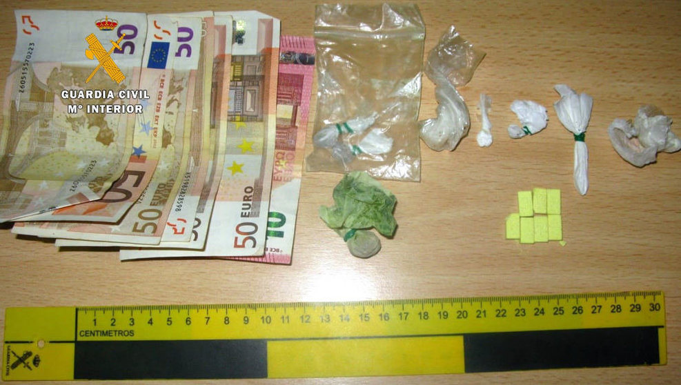 Dinero y drogas incautados en Castro Urdiales