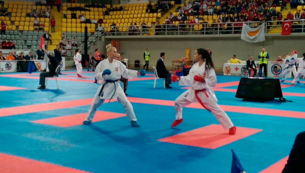 A la derecha, la karateka nojeña Carlota Fernandez durante un campeonato con España