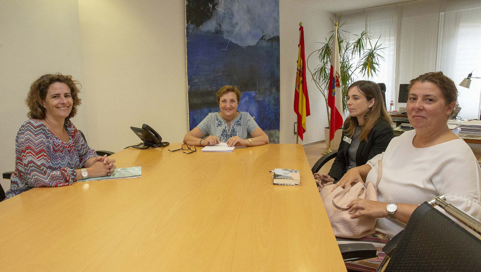 Reunión entre la consejera María Luisa Real y la presidenta de FESCAN