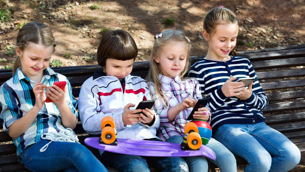 España pretende regular el uso de móviles en las aulas