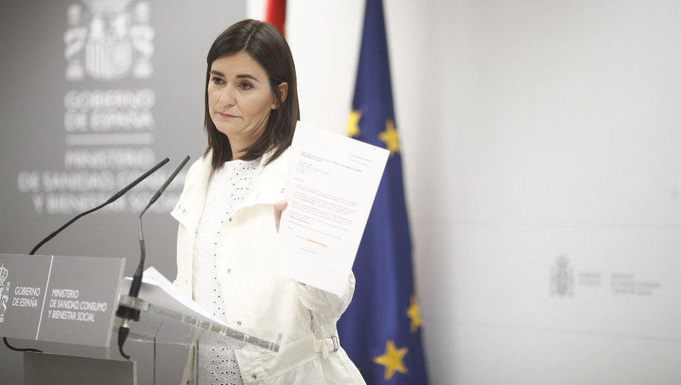 La ministra de Sanidad, Consumo y Bienestar Social, Carmen Montón, presenta los documentos en rueda de prensa