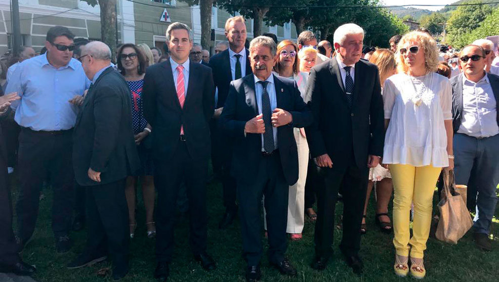 El presidente de Cantabria, Miguel Ángel Revilla, junto a las autoridades en la celebración de la Bien Aparecida