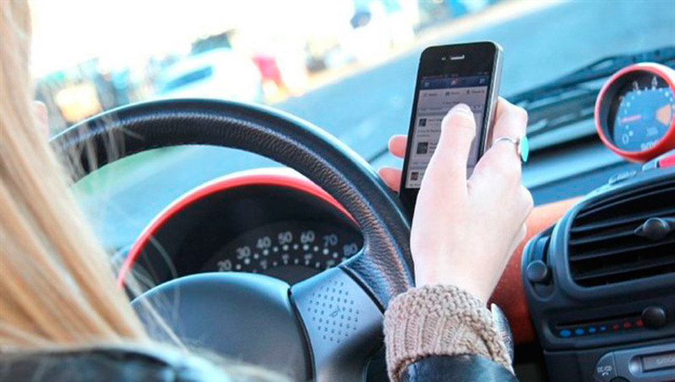 Se endurecen las sanciones por conducir usando el móvil