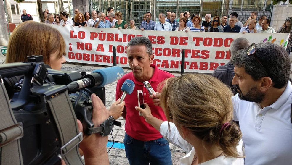 Los trabajadores de los planes hidráulicos se han manifestado frente al Gobierno
