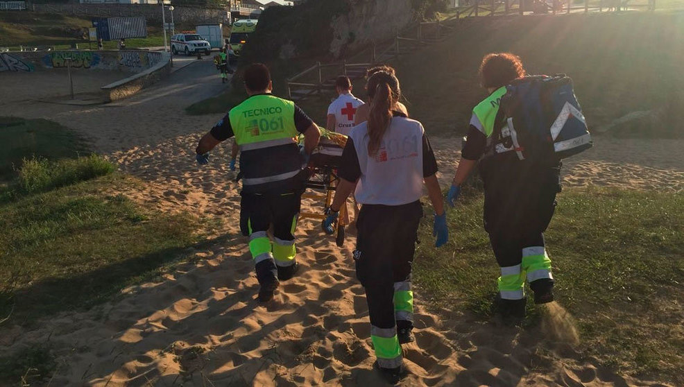 Evacuación de la mujer en la playa de San Juan de la Canal