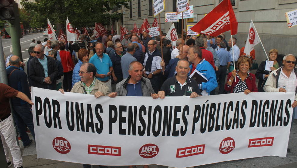 Los pensionistas frente a la Delegación del Gobierno en Cantabria. Foto: edc