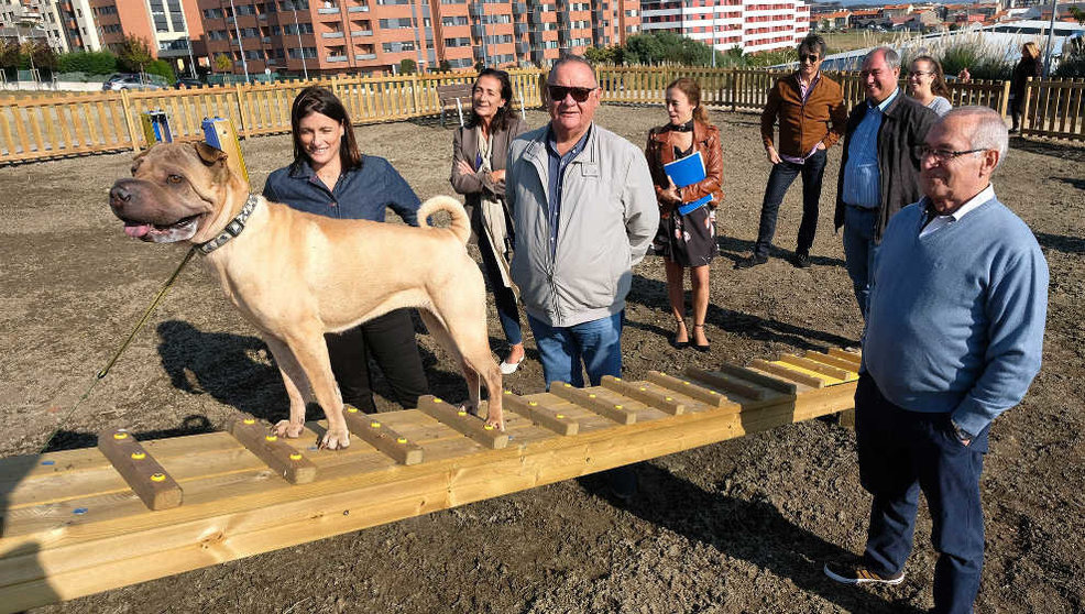 La alcaldesa de Santander, Gema Igual, ha visitado la nueva zona de esparcimiento canino