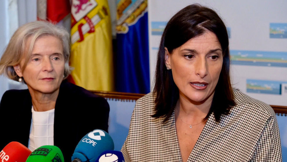 La alcaldesa de Santander, Gema Igual, junto a la concejala de Economía y Hacienda, Ana González Pescador
