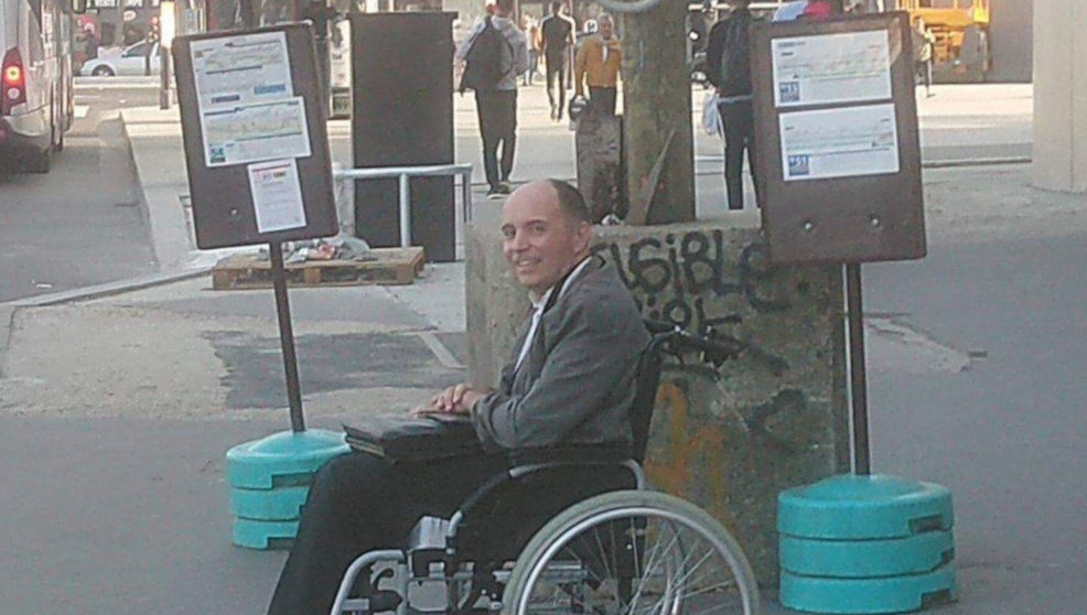 Imagen del hombre en silla de ruedas